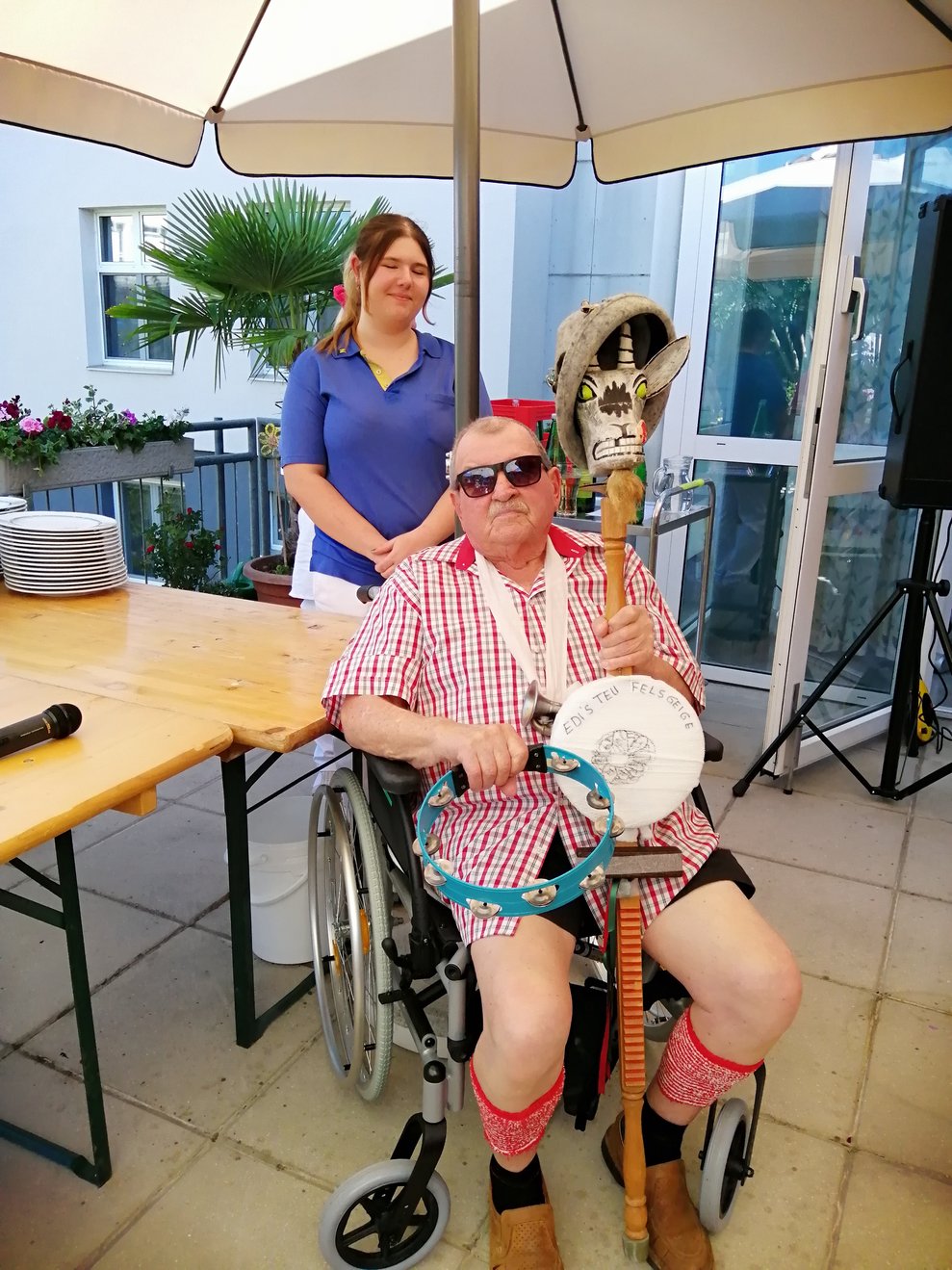 Bewohner und Mitarbeiterin