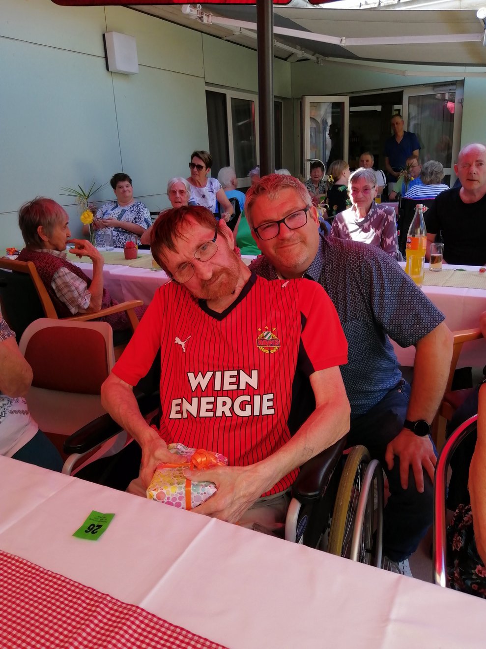 Pflegedirektor mit Bewohner