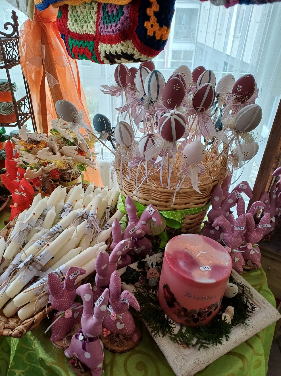 Osterstand mit Verkaufssachen.