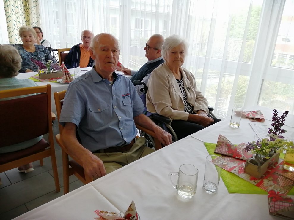 Ein Bewohner und eine Bewohnerin.