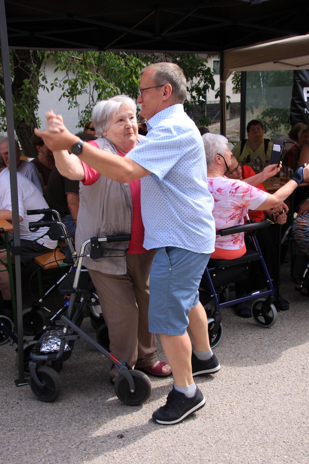 tanzende Menschen