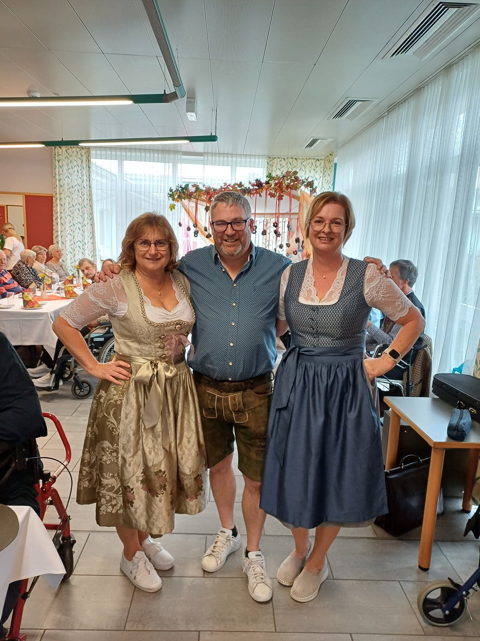 2 Frauen mit Mann in Tracht