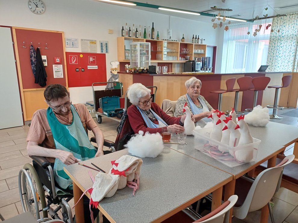 Bewohner basteln für den Ostermarkt.