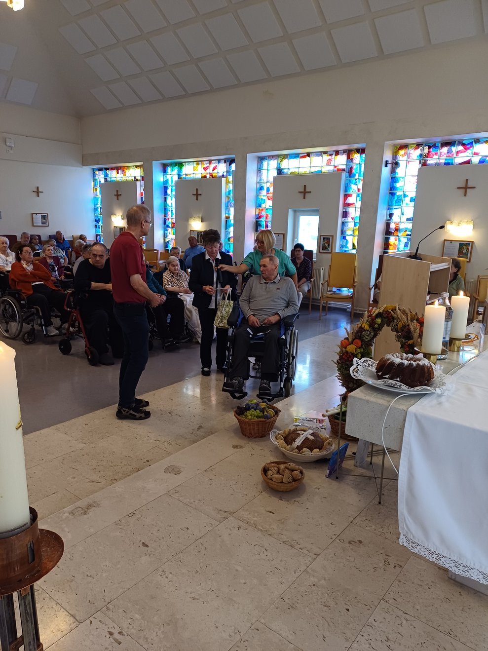Personen in der Kirche