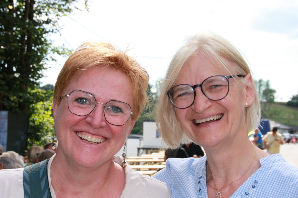 zwei lachende Frauen