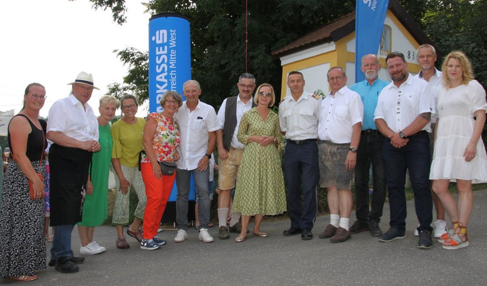 Gruppenfoto vor Sparkassenwerbung